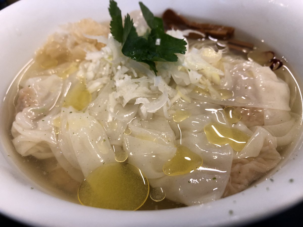 maruyo77's tweet photo. 鶴麺の冷やし塩わんたん麺
魚貝系の冷やしスープに鶏油で旨味を増しています。
わんたん、メンマ、白キクラゲ、白ネギ、三ツ葉とトッピングも豪華😋
締めにご飯にスープをかけて、雑炊風に😋
#らーめん #ラーメン #冷やしラーメン #鶴麺 #tsumen https://t.co/NscWFc4U4F