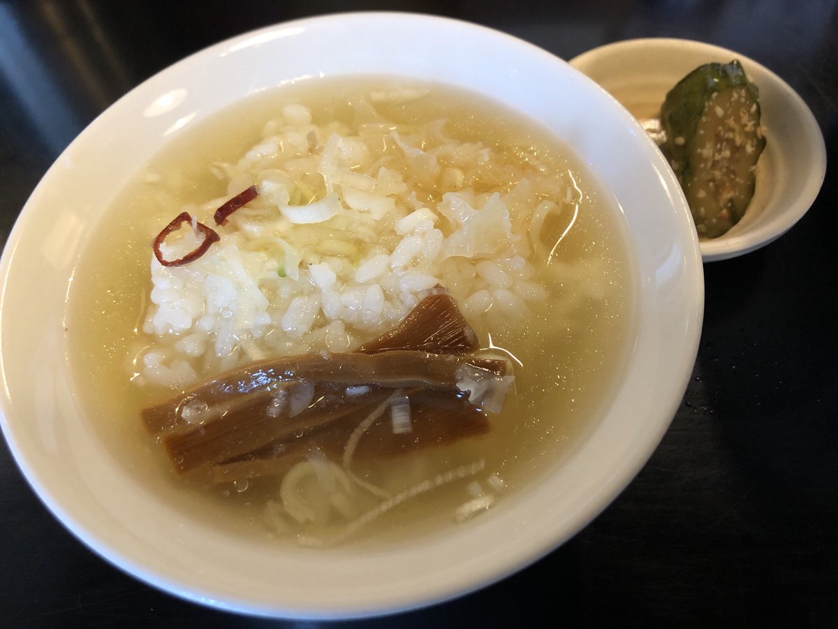 maruyo77's tweet photo. 鶴麺の冷やし塩わんたん麺
魚貝系の冷やしスープに鶏油で旨味を増しています。
わんたん、メンマ、白キクラゲ、白ネギ、三ツ葉とトッピングも豪華😋
締めにご飯にスープをかけて、雑炊風に😋
#らーめん #ラーメン #冷やしラーメン #鶴麺 #tsumen https://t.co/NscWFc4U4F