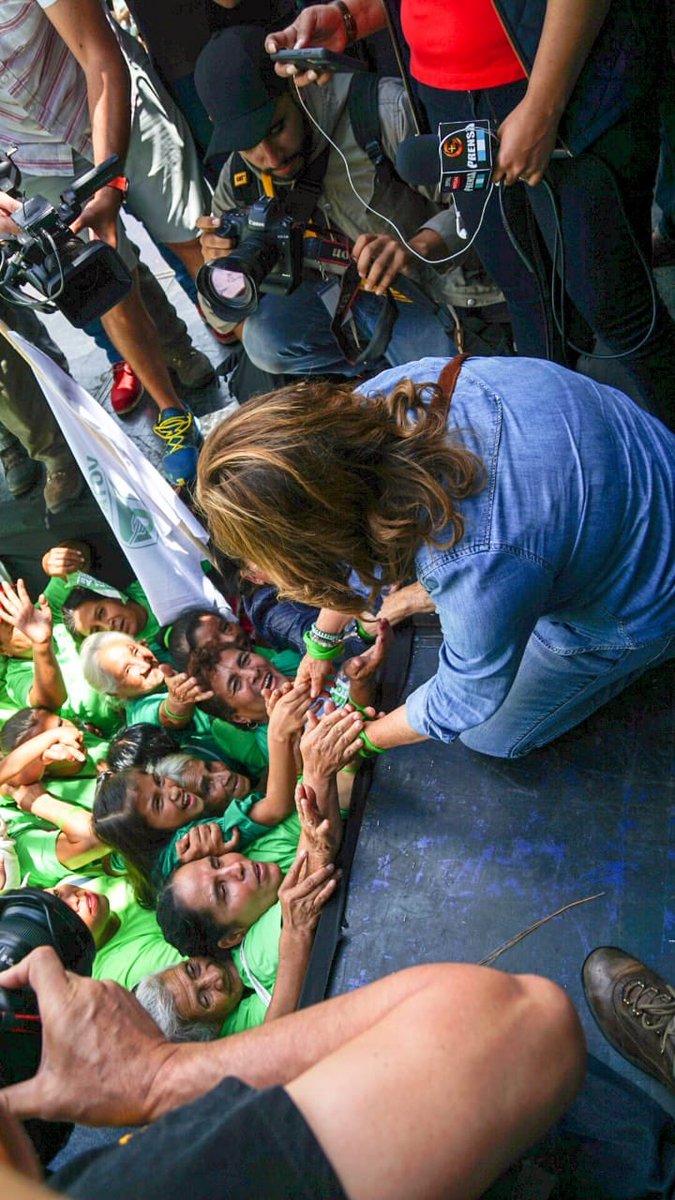 SandraTorresGUA's tweet photo. El tiempo pasa y lo único que cambia es que cada vez hay menos salud y educación, y cada vez tenemos más pobreza y más necesidad, menos empleo y menos oportunidades de trabajo. ¡Eso lo vamos a cambiar ya! #GuateYaGano #PorTiYTuFamilia #VotaUNE #GuateNosUNE https://t.co/KskNxcV4sS