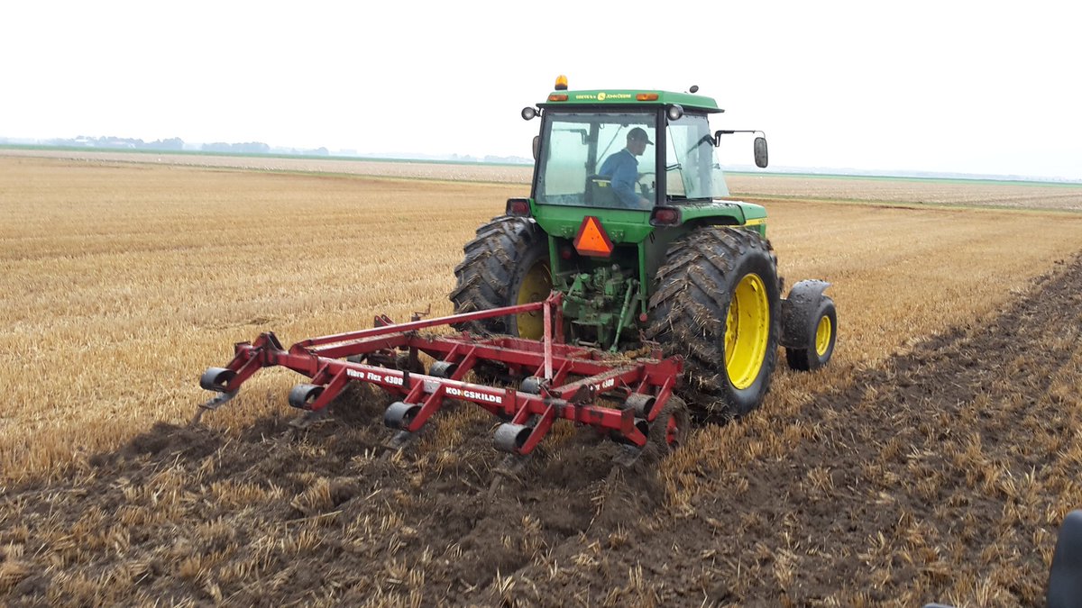 jeroenvdmarel's tweet photo. Amerikaanse taferelen in Flevoland tarwe stoppel bewerking met two wheel drive #JD4430 zonder te slippen #droog ,Mooi werk! https://t.co/Og7kTMnWmh