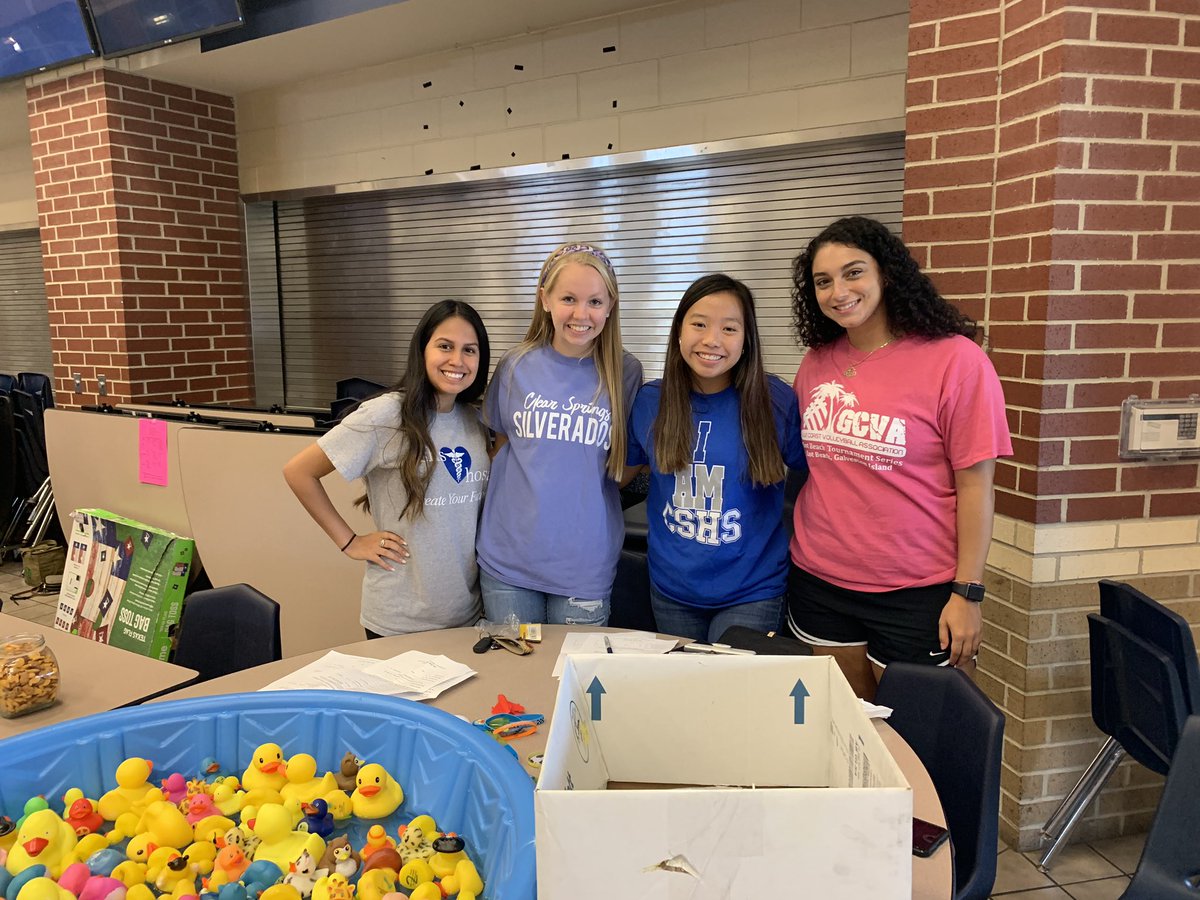 ChargerStuCo's tweet photo. Charger StuCo takes on Fish Camp!! Welcome freshman class of 2023!! 🐟🦈 https://t.co/O8a49KG6AL