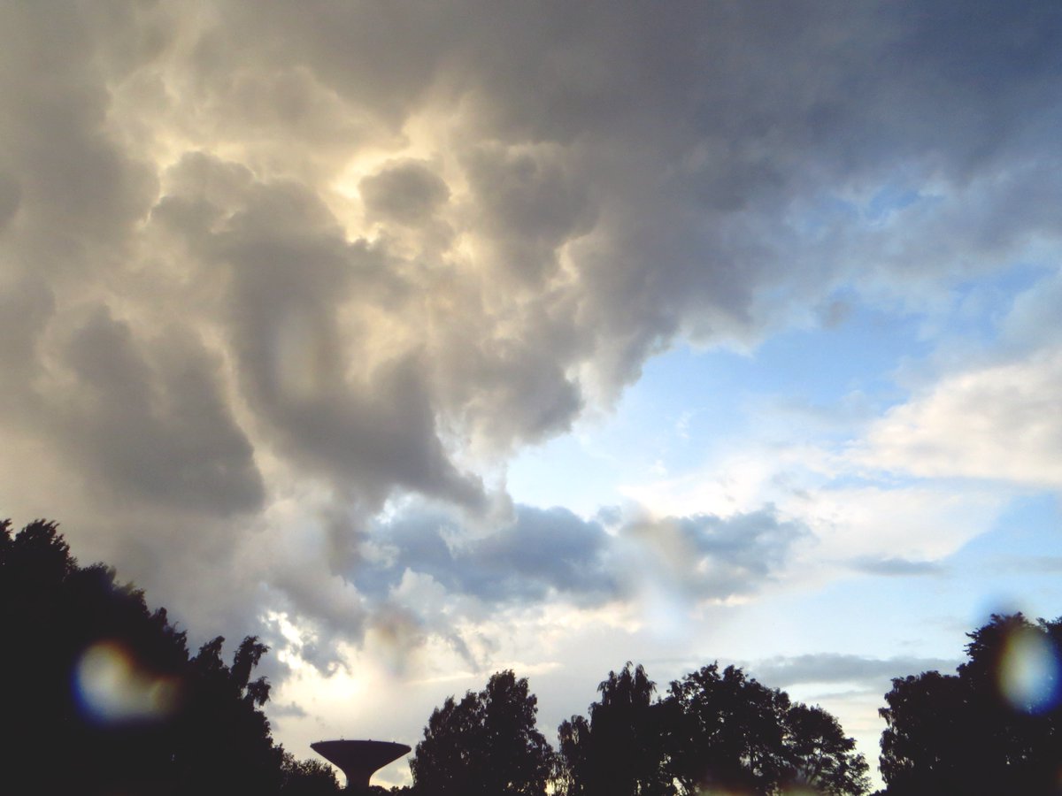 Kippalainen's tweet image. Tulihan sitä hetkinen vettä
itäisessä Helsingissäkin.
Kiva kokemus! 😃

#valokuvaus #pilvi #saeae #Helsinki #ilta #kesae
#photo #cloud #weather