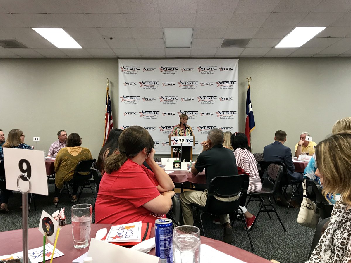 SweetwaterTXedc's tweet photo. #KarenHunt, Manager of #TheChamber, hosted the #NewTeachersLuncheon at #TSTC #Sweetwater.  Great event welcoming all the new teachers in #NolanCounty!  #Awesome #QualityofLife #Makingadifference one student at a time!  #education #ecodev Well Done! https://t.co/xJQLZoP88v