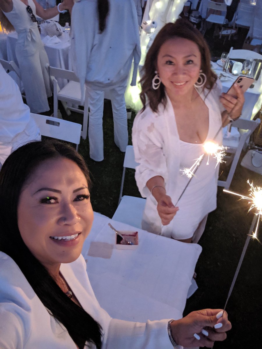 ValleeJuliana's tweet photo. Perfect evening spent with a beautiful friend. 😍 Incredible soul. Yummy wine and food. Magical setting. Funny and random conversation.
Already so looking forward to next year ❤️ @DinerenBlancVan
#debvan #DinerEnBlanc #DinerEnBlancVancouver #dinerenblanc2019 #memoriesmade https://t.co/MGubBLhq63
