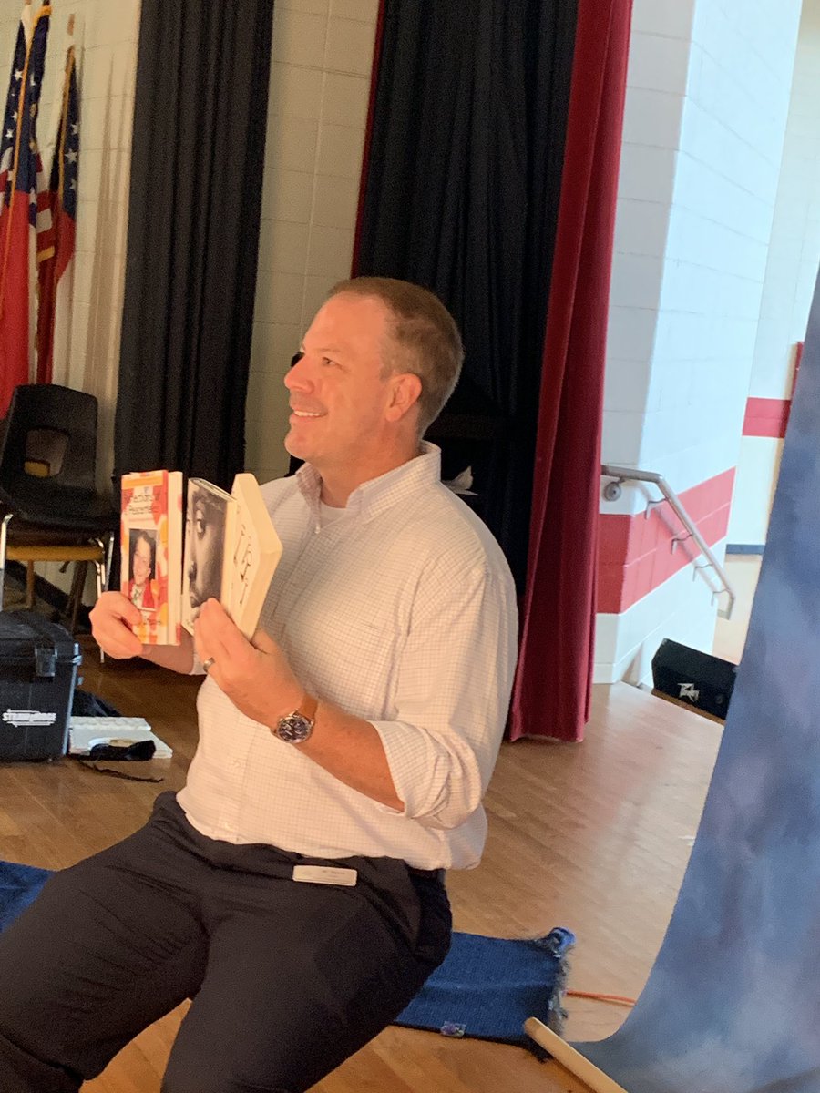 missliz31's tweet photo. πΈ Say Cheese! πΈ
It is picture day at @BryanCountyMS
Our staff are showing off their best smiles and getting their picture taken with a favorite book!β€οΈππΈππ₯°ππ€©#EliteLevelSchoolPictures #FunAtEveryTouchPoint #ReadersAreLeaders https://t.co/eB1Hh7I5Ml