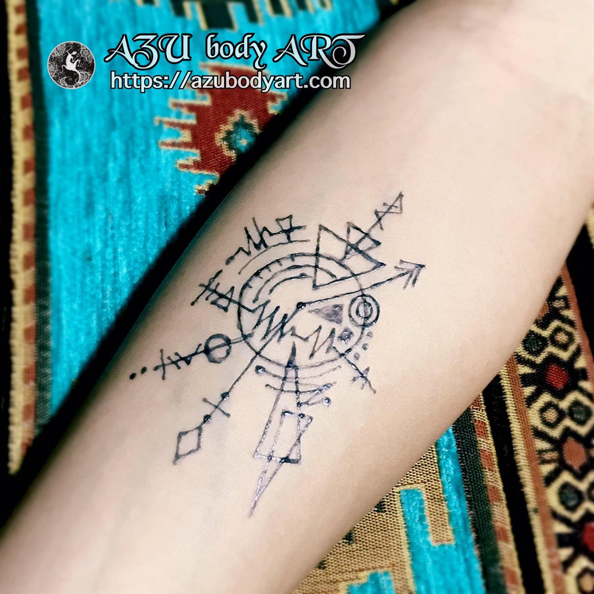 首に登りやもり。ジオメトリックな感じでお任せデザイン。 #ジャグア