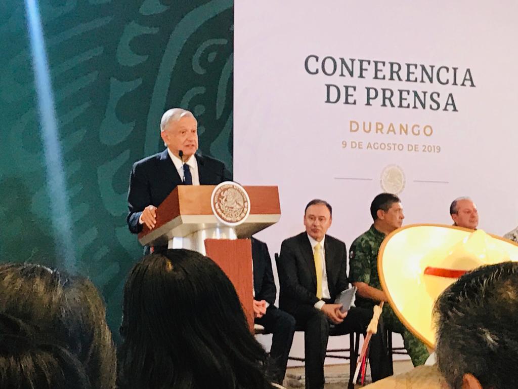 #Local | AMLO reconoce el esfuerzo del empresario duranguense Ricardo Leon Garza Limón de llevar internet a los municipios de Durango, a las poblaciones más alejadas. 
Propone crear alianzas entre gobierno y Grupo Garza Limón, para incrementar la cobertura de los servicios.
