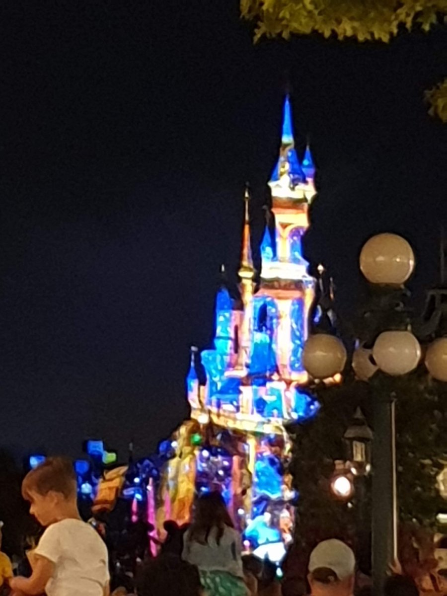 L_Chapman23's tweet photo. Wish I was back in Disneyland @DisneylandParis https://t.co/tsE46Wg8e3