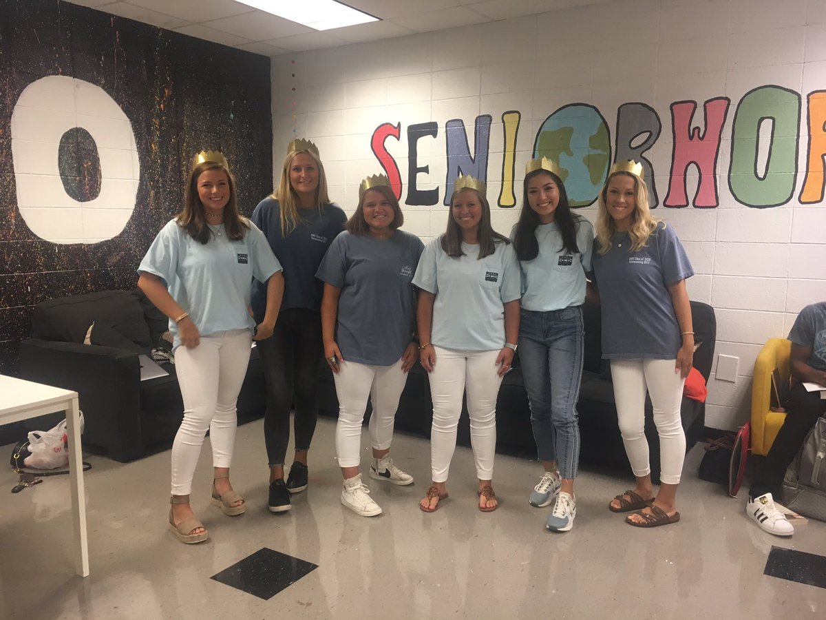 The Deerfield Windsor seniors are all smiles in their senior crowns! They’re ready to take one their last year here!