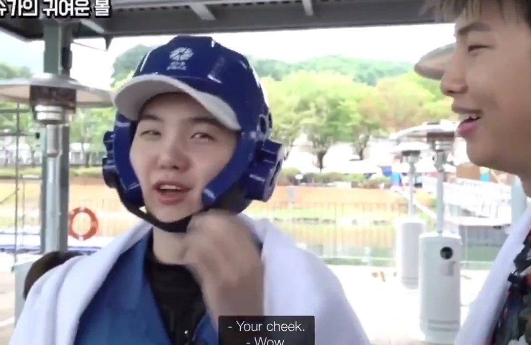 laughkpop's tweet photo. all melting and touching yoongi's chubby and pretty cheeks!

Its a whole mood https://t.co/sBlhMxDiCA