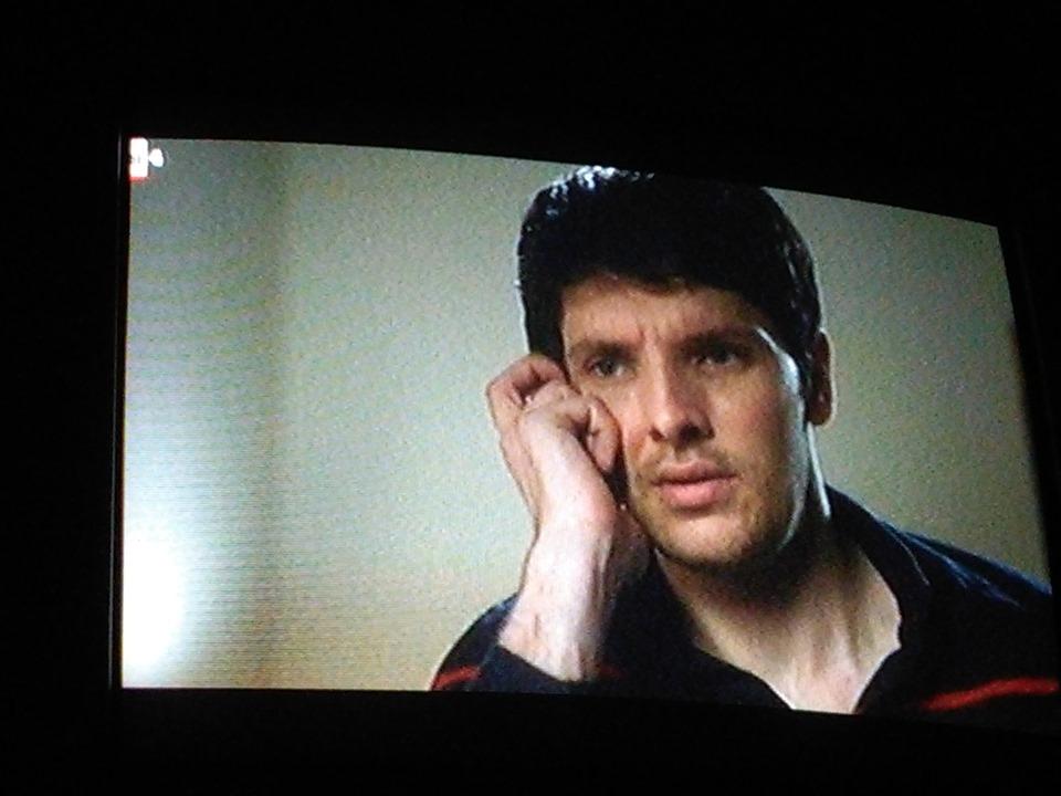 Supernova20333's tweet photo. Anche se con molti giorni di ritardo, ecco altre foto di Colin fatte dalla tv dell'ultima puntata di The Fall andata in onda lo scorso 30 luglio. #ColinMorgan #TheFall3 #Rai4 #Meravigliosacreatura https://t.co/Pxgqr2G10U