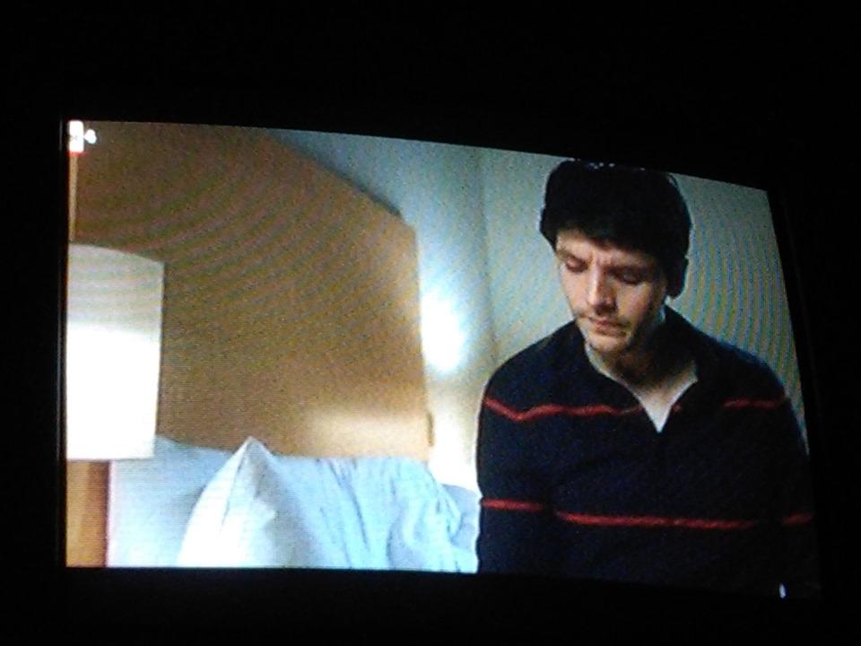 Supernova20333's tweet photo. Anche se con molti giorni di ritardo, ecco altre foto di Colin fatte dalla tv dell'ultima puntata di The Fall andata in onda lo scorso 30 luglio. #ColinMorgan #TheFall3 #Rai4 #Meravigliosacreatura https://t.co/Pxgqr2G10U