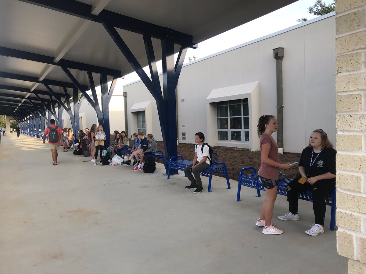 GulfShoresMS's tweet photo. It’s been a great morning welcoming our students to the 2019-2020 school year!
#FinsFirstDay #FirstDayEver
#RfactorGSMS #MakeWaves https://t.co/Pn3VVy4u4Q