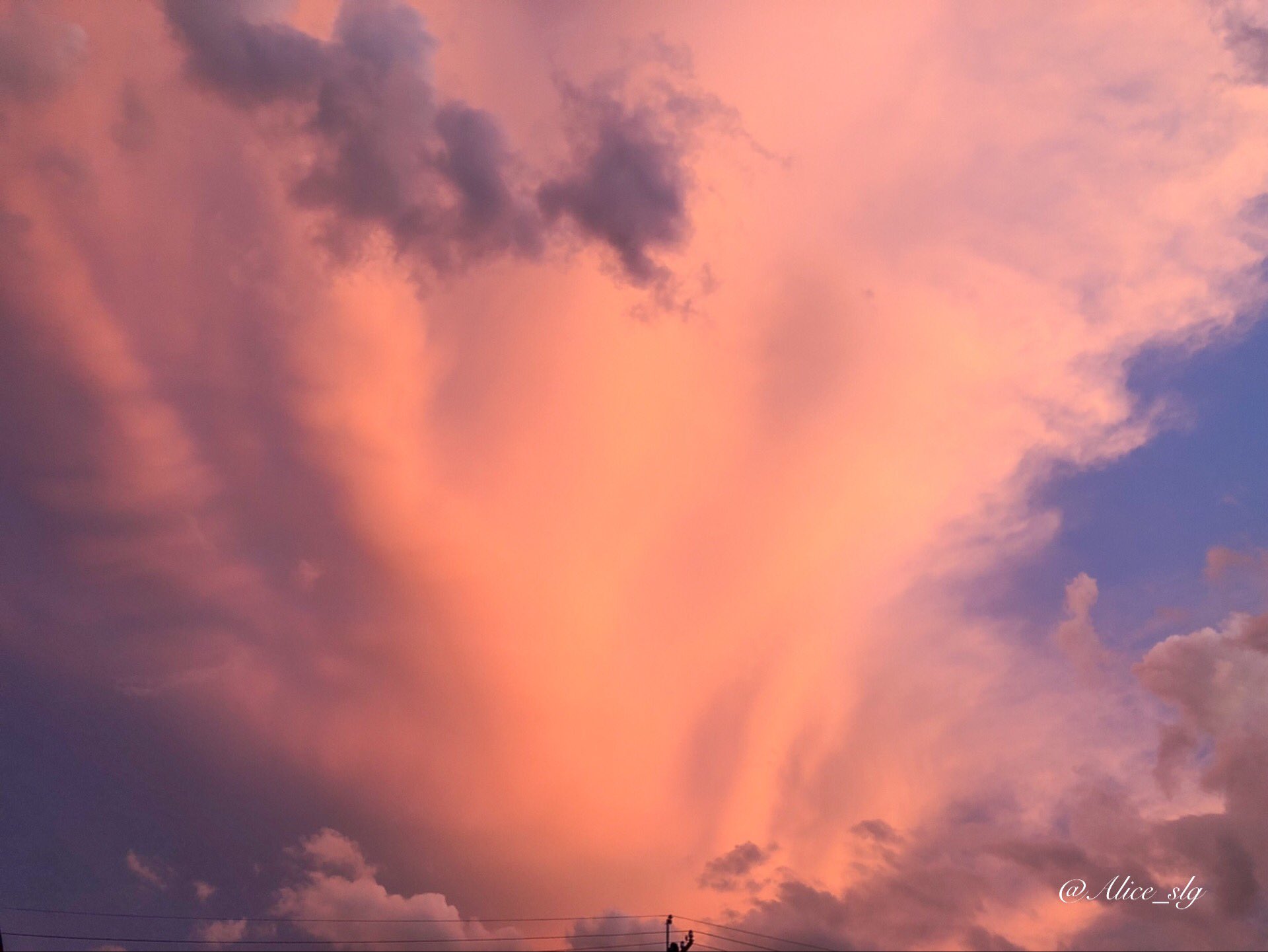 Alice 不気味なくらいサーモンピンクな夕焼け オレンジ色の 天使の梯子 イマソラ 夕景 サーモンピンクの夕焼け 何かが起きそう 全部が夕焼け色に染まる T Co Kv9vblk5oc Twitter