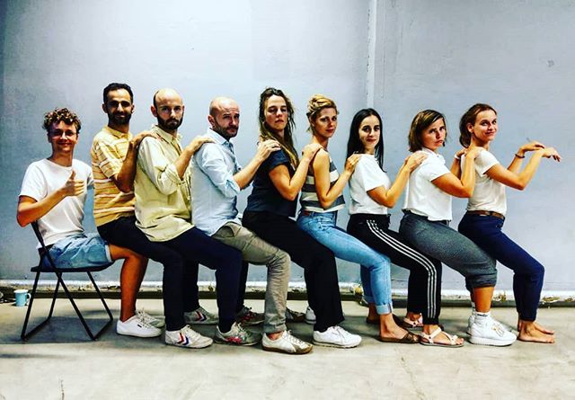 tomlass's tweet image. Der Größe nach sortiert. So wie es sein soll. &quot;everybody move to the back of the bus!&quot; @julius_fmr @hadi.khanjanpour @leon_ist_ein_name #moritzgrove @karaschroder @katharina_schlothauer @ginahenkel @lisahrdina @kristinsuckow #shortbus #improlab #ensemble… ift.tt/2KnETpU