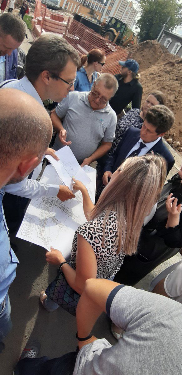 Жители улицы Фрунзе вблизи строющегося Фрунзенского моста поделились с Председателем Совета А.Медведевым и депутатами <a href="/Duma_Samara/">Дума г.о. Самара</a> А.Рагимовым и Совета А.Бросайло текущими проблемами, обсудили с представит.<a href="/Minstroy63/">Министерство строительства Самарской области</a> и <a href="/sks_rks/">СКС</a>пути их решения <a href="/av_medvedev08/">Медведев Александр Викторович</a> <a href="/ragimov063/">Анатолий Рагимов</a> <a href="/brosaylo/">Андрей Андреевич</a>