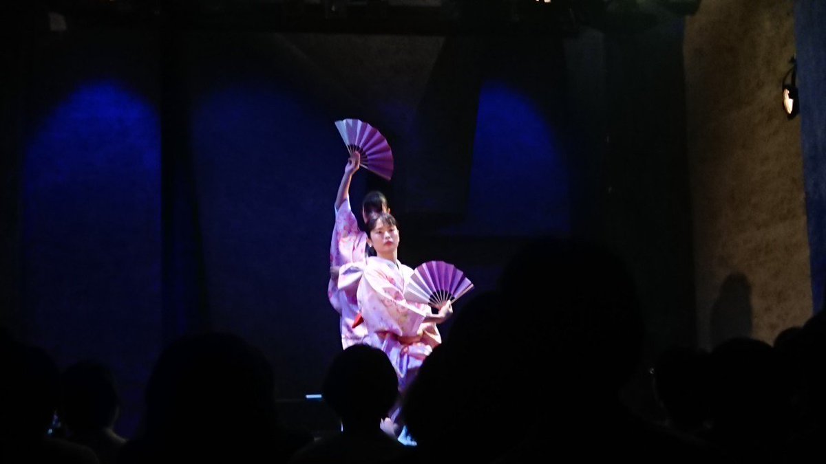 VividPinkCat's tweet photo. ライブでは、ジャンプと側方倒立回転をほめられたので、これからは側転芸人として頑張りたいと思います!冗談です!
実際そんなにダンスが出来るわけでもないのでもうこんな機会は無さそうですが……楽しかったです!そしてクレープ美味しかったです!
#SAMURAID
#クレープ https://t.co/vOxzSj02N7