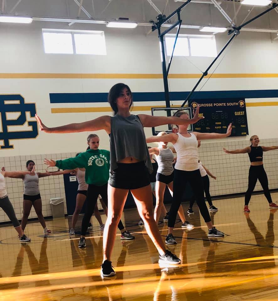 BlueDevilDance's tweet photo. These dancers are on fireπ₯ #HighSchoolDance #GPBlueDevilDance #HipHopatHalftime @SOUTHBLUEDEVILS @GPSouthHS https://t.co/E2y2W43h31