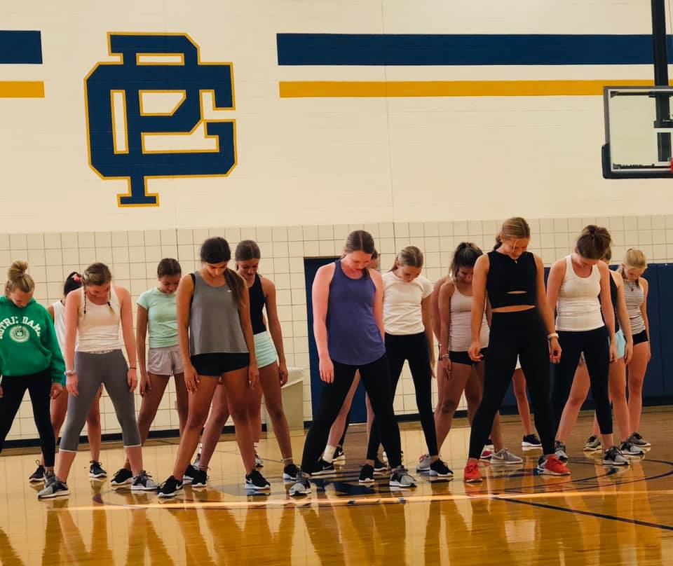 BlueDevilDance's tweet photo. These dancers are on fireπ₯ #HighSchoolDance #GPBlueDevilDance #HipHopatHalftime @SOUTHBLUEDEVILS @GPSouthHS https://t.co/E2y2W43h31