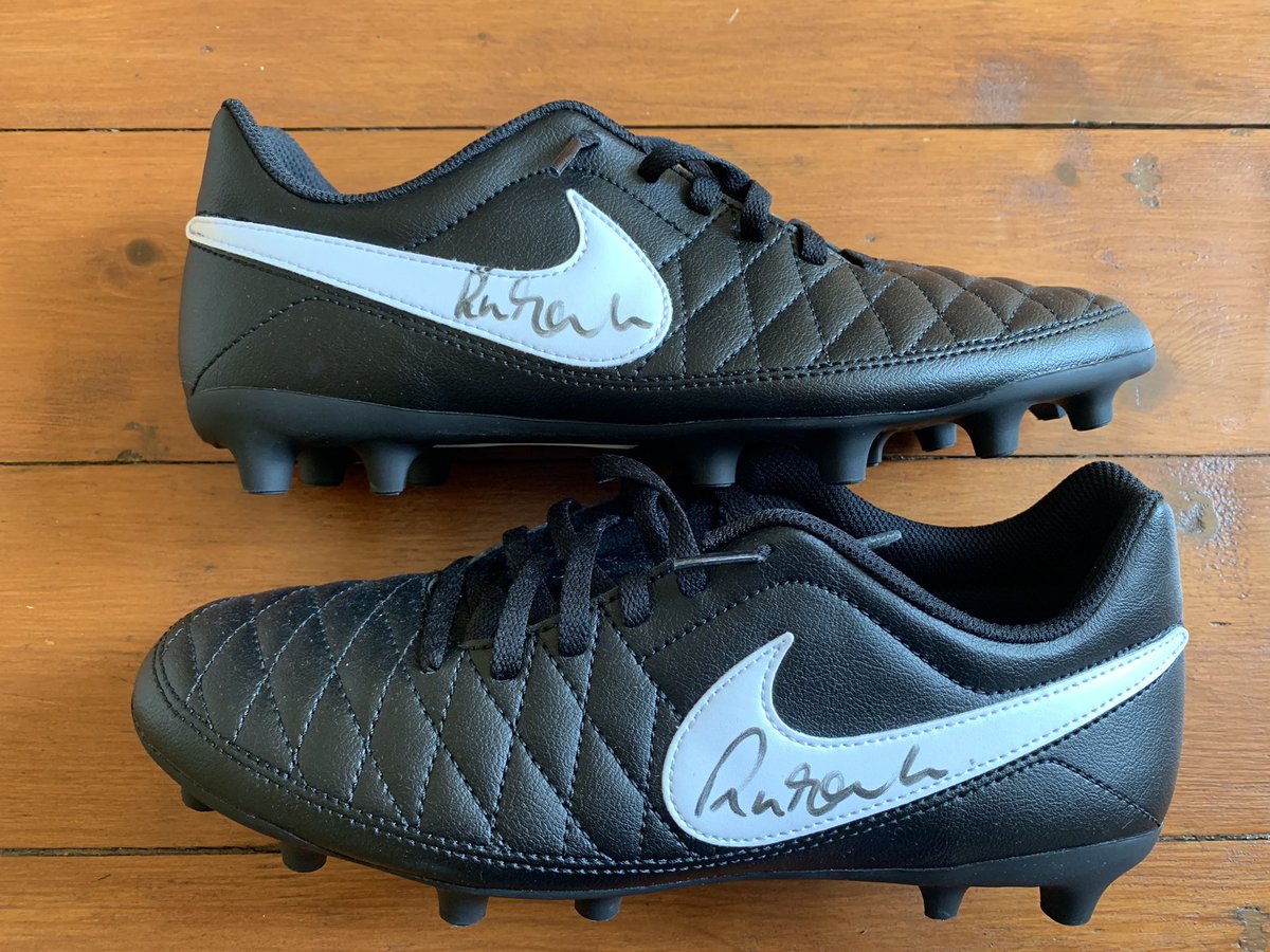 fun88eng's tweet photo. 🚨Robbie Fowler Giveaway!🚨

Follow &amp; RT to win a pair of Nike boots signed by our brand ambassador @Robbie9Fowler! 

We’ll pick a winner at random this Sunday evening 👍

#LFC #LiverpoolFC #RobbieFowler https://t.co/cY8k06Hf89