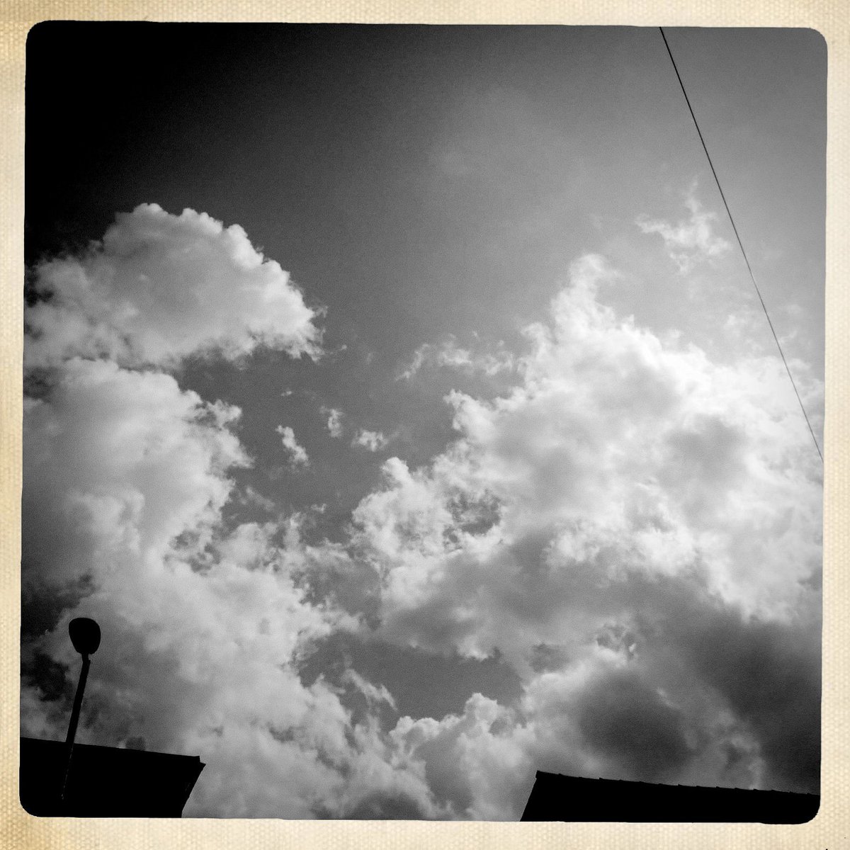 jswindowbox's tweet photo. #clouds #fluffyclouds #sky #blue #cloudlovers #crazyclouds #creativesky #creativeclouds #clouddaily #skylog #sun #sunset #inspiringclouds #beautyinthesky #lomography #blackandwhitephotography https://t.co/jLfpPT7QhB