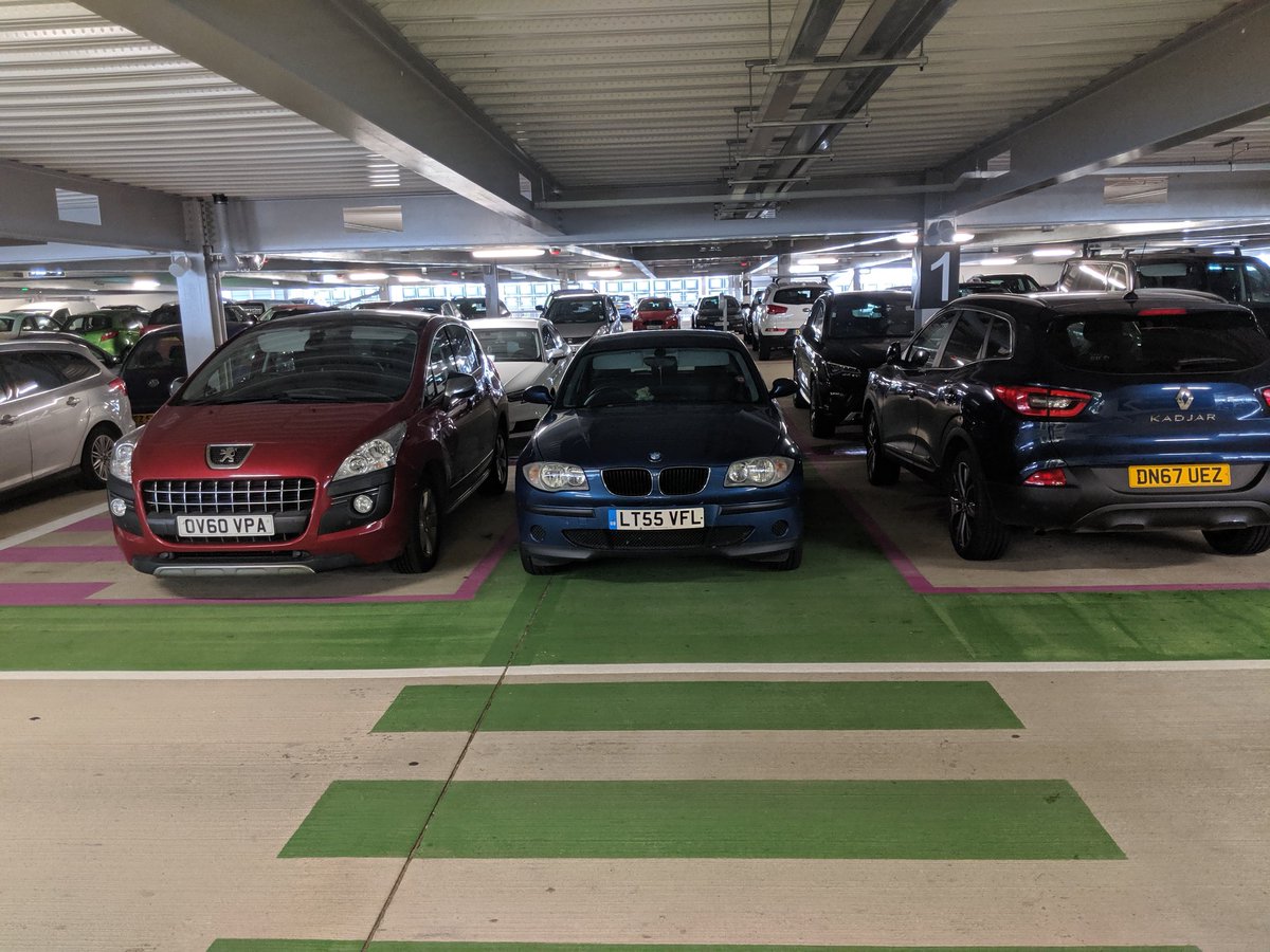 backinbed's tweet image. #parkinglikeatwat
#IdiotAlert #parkinghell #dufus #miltonkeynes #MKLife
