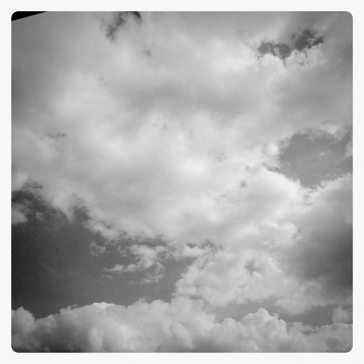 jswindowbox's tweet photo. #clouds #fluffyclouds #sky #blue #cloudlovers #crazyclouds #creativesky #creativeclouds #clouddaily #skylog #sun #sunset #inspiringclouds #beautyinthesky #lomography #blackandwhitephotography https://t.co/eW6RFy42UO