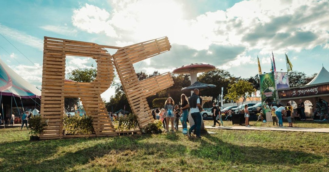 🎉 Vandaag gaat Rijvers Festival van start en ook dit jaar zijn we weer trotse partner! Ga naar onze stand op de festivalweide en ontdek er onze Planet Photobooth! 
Klaar voor drie dagen Rijvers Paradise? 🏝️🎉🤩