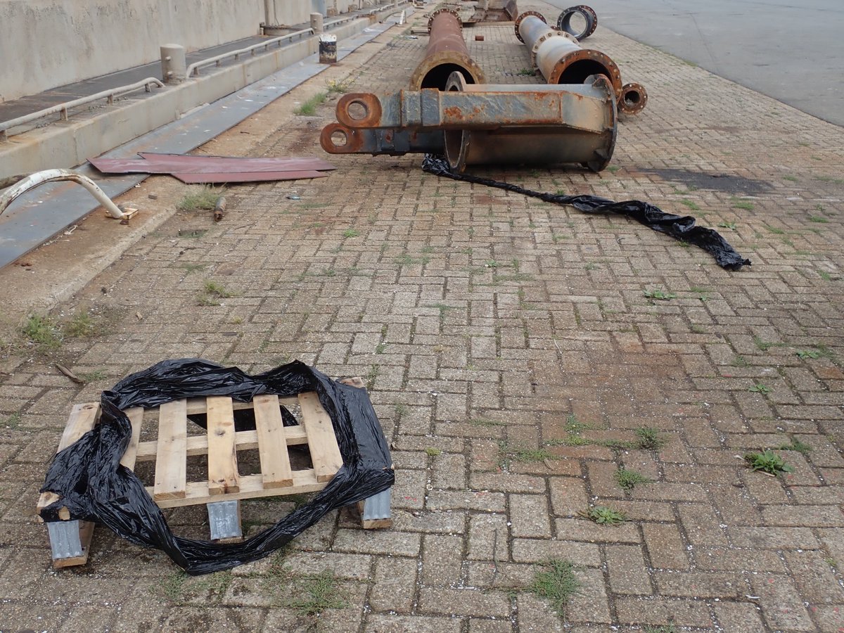 haprins's tweet photo. @waddentweets De havengebonden bedrijven van @portofharlingen grenzend aan @WerelderfgoedWZ moesten wat zorgvuldiger omgaan met hun verpakkingsmateriaal zoals b.v. dit wikkelplastic, rampzalig voor milieu en kleine scheepvaart @DoeeensWad https://t.co/RrtEWp4XdE