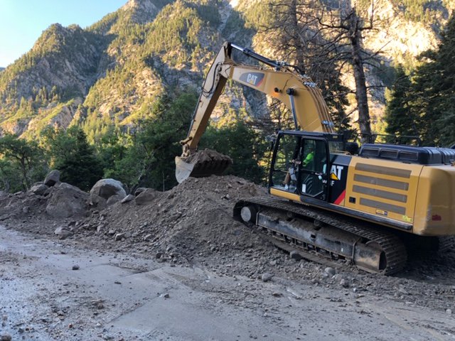 CarlosUDOT's tweet photo. It was a long night last night for many UDOT crews and other first responders from city, county and state organizations as they worked together to clear mud, rocks, huge boulders and debris from roads blocked by mudslides. Thanks to all for your selfless hard work and dedication! https://t.co/swRGyyo8f3