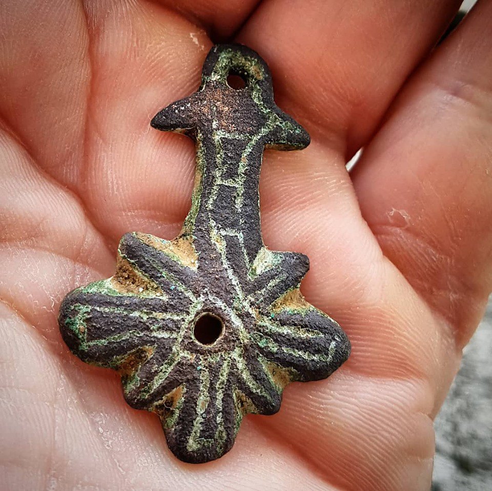 higgledygarden's tweet image. Dear  Twitterverse, I was passing through a village in the midlands on my boat along the North Oxford canal and I met a father and son who were detectorists...they showed me this find....is it possibly #AngloSaxon #archeology #ancientbritain