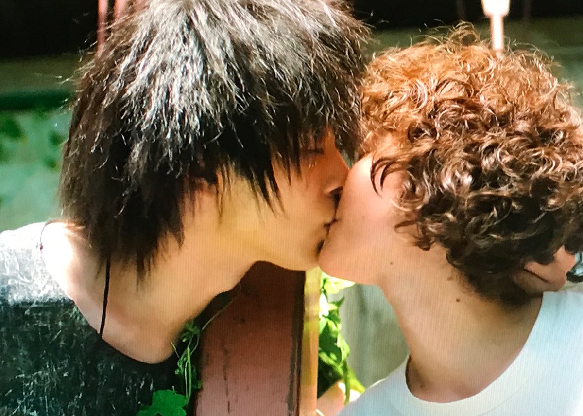 みやこ いつもキスまで数センチのところは伏せ目でうっすら目ぇあけてふわふわ笑ってるんだなあ そうなんだろう 中村倫也 女の子がぎゅうって目ぇつぶってるの見てるの好きなタイプだろ 大の字