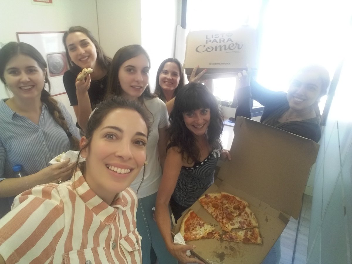 DeborahSoulHeav's tweet photo. Probando las pizzas de @Mercadona Madrid Los Vascos. Estamos felices con la nueva apertura y la sección #Listoparacomer¡ Sólo 2 sugerencias: 1.Volver a poner bolsas de papel para el pan y bollería, ahora son de plástico 2. Tarjeta puntos o descuentos para trabajadores de la zona? https://t.co/COokRyv92Q