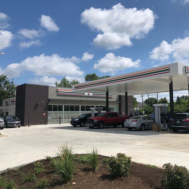 Vequity's tweet photo. @7eleven will be opening it’s 2nd new location soon in Mount Prospect, IL. This Next Gen prototype offers fresh food daily and its design is industry leading in the convenience sector. @slurpee coming soon! https://t.co/kZ5LAdP7ri https://t.co/nMztpBJM0W