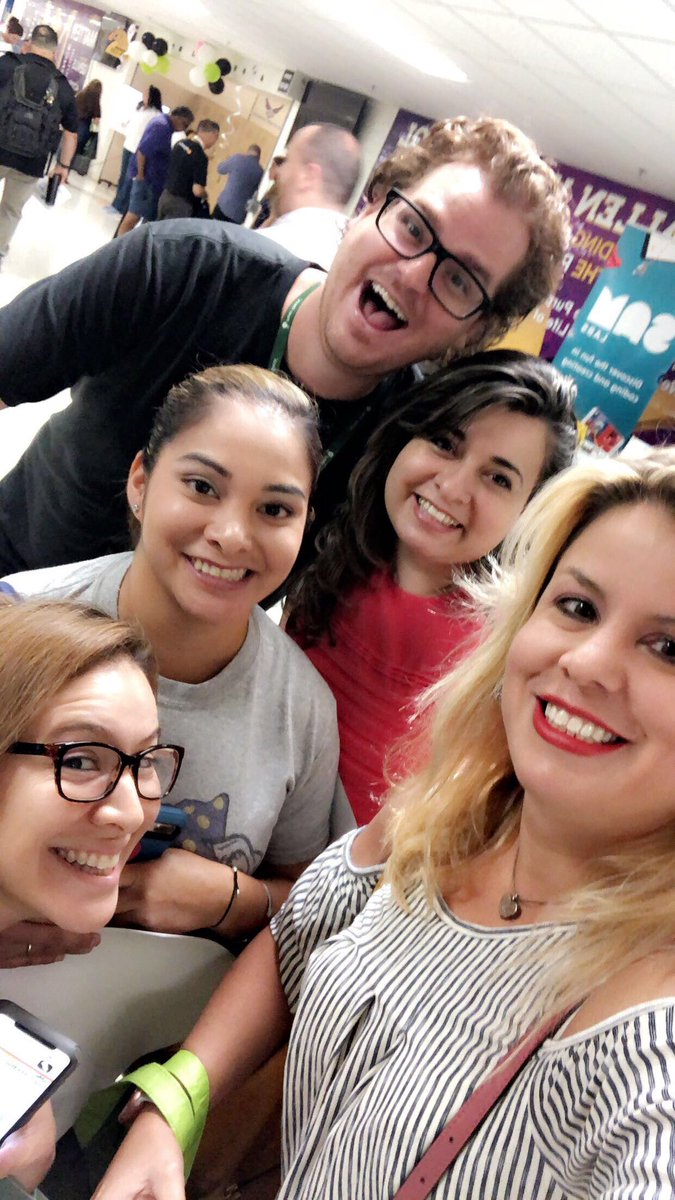 lynzlynn1011's tweet image. Look who we ran into at Technovate 2019 !! Nick Park @ Pear Deck ! #TECHBUSTERS #Technovate19 @inquiringleader @annvega