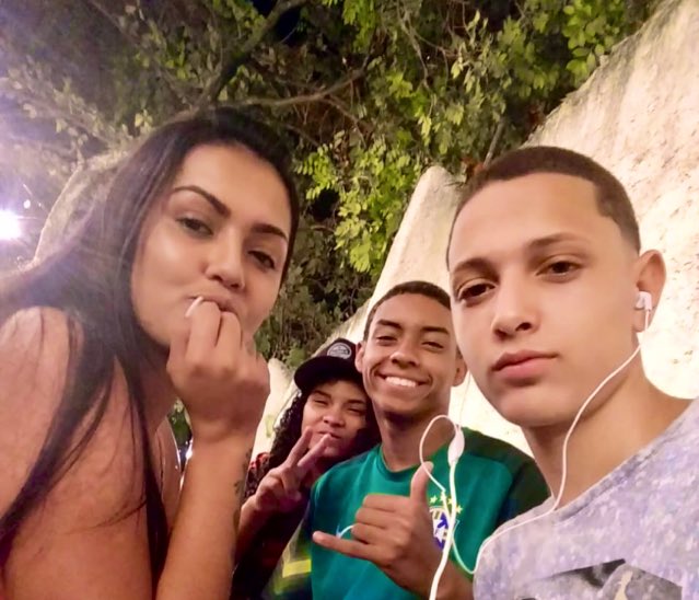 KJ4i20's tweet photo. Quando se reúnem, sai até fumaça 🍁😎🤙🏼 #Chegados❤️ https://t.co/tsLQkj4Nqg