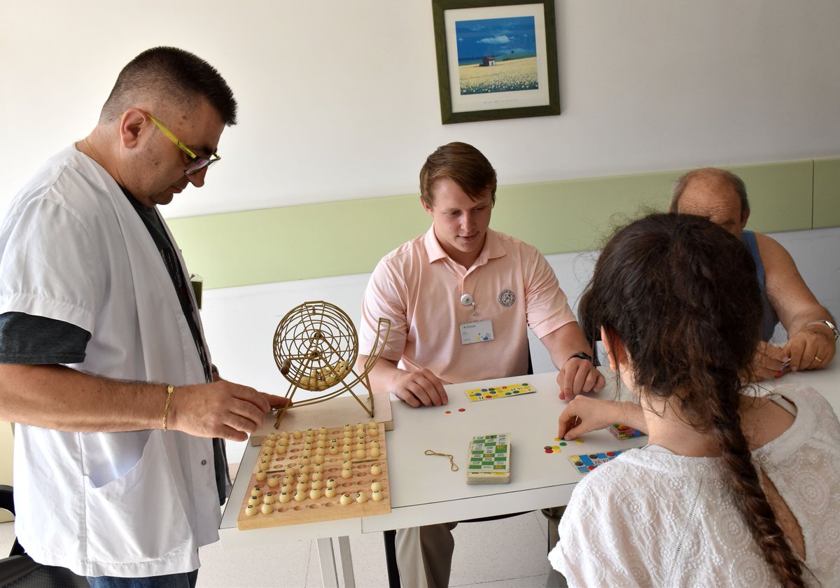althaiamanresa's tweet photo. Durant l'estiu, nois i noies del territori i de l'estranger s’impliquen de forma desinteressada per contribuir a fer més agradable l’estada de les persones i famílies ateses a la nostra institució. 👉https://t.co/riIi7vfD9D 
#voluntariat #joves #althaiamanresa https://t.co/sv0UyRv0IA