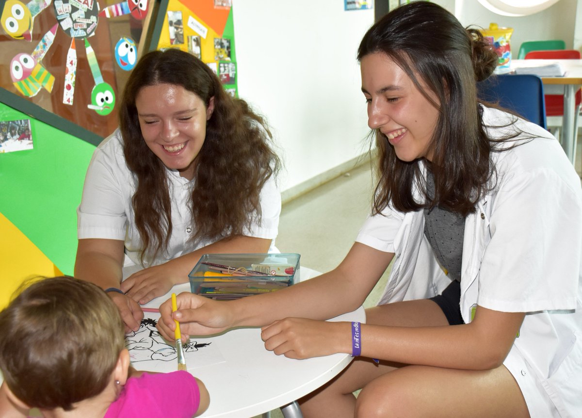 althaiamanresa's tweet photo. Durant l'estiu, nois i noies del territori i de l'estranger s’impliquen de forma desinteressada per contribuir a fer més agradable l’estada de les persones i famílies ateses a la nostra institució. 👉https://t.co/riIi7vfD9D 
#voluntariat #joves #althaiamanresa https://t.co/sv0UyRv0IA
