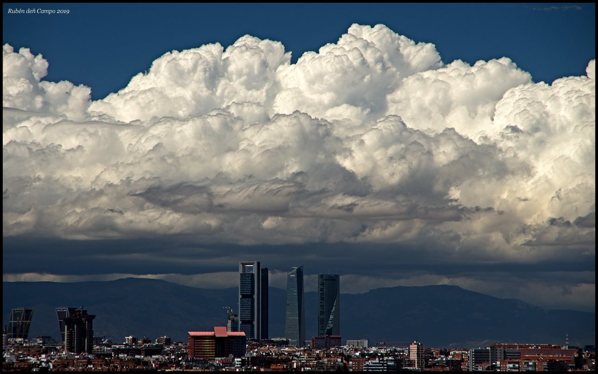 Cumulus congestus sobre la sierra de Guadarrama. A estas nubes también se  les llama, en el argot aeronáutico especialmente, «torrecúmulos», así que  este encuadre me ha parecido bastante apropiado. 🙂, image size:1200x750
