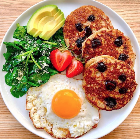runinrabbit's tweet photo. F U E L E D F R I D A Y
Because breakfast should never be boring 👌🍳🥞🥑
・・・
FLUFFY CASHEW BUTTER BLUEBERRY BANANA PANCAKES  👏🏻🤸‍♀️💜🥞Check our insta for all of the yum factor.
#fueledfriday #foodfriday #foodisfuel #runnerfuel #athletefuel #runinrabbit #borntorunfree https://t.co/Qpc9g7wCVo