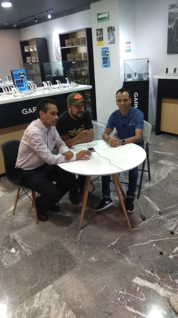 doctorespindola's tweet photo. Con la banda de @yoelegicorrer1  @DelMazGPS @LosCobardesTeam promocionando las conferencias rumbo al maratón cdmx. 
#AcáEntreRunners. https://t.co/rVgzm7qT0b