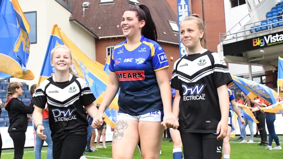 🏈Leeds Rhinos Women play @CTRLFCWomen next Saturday at @EmeraldStadium and they are inviting girls from local girls teams to take part in community activity at the game. FIND OUT MORE ⬇️ tinyurl.com/y4osgukv #LeedsGirlsCan #LeedsRhinosWRL