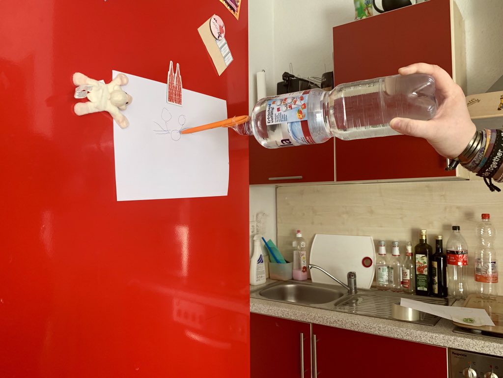 melly_maeh's tweet photo. Nehmt euch eine möglichst schwere Flasche und befestigt daran einen Stift. Hängt nun ein Blatt auf (z. B. an einen Kühlschrank) und zeichnet etwas. Es muss kein Kunstwerk sein, ein Smiley reicht auch. Postet das Ergebnis unter #SMArtificial 🙂 https://t.co/RbpwnKOtzY