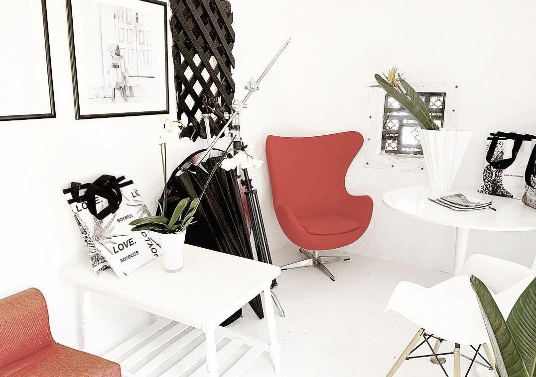 54kibo's tweet photo. Jewelry designer @AdeleDejak has a keen sense of how to create clean yet striking interior design setups. Her home studio pictured here seems to be a perfect canvas for her creations.

#54kibo #contemporaryafricandesign #seeingafricadifferently https://t.co/QQBbw5WtDH