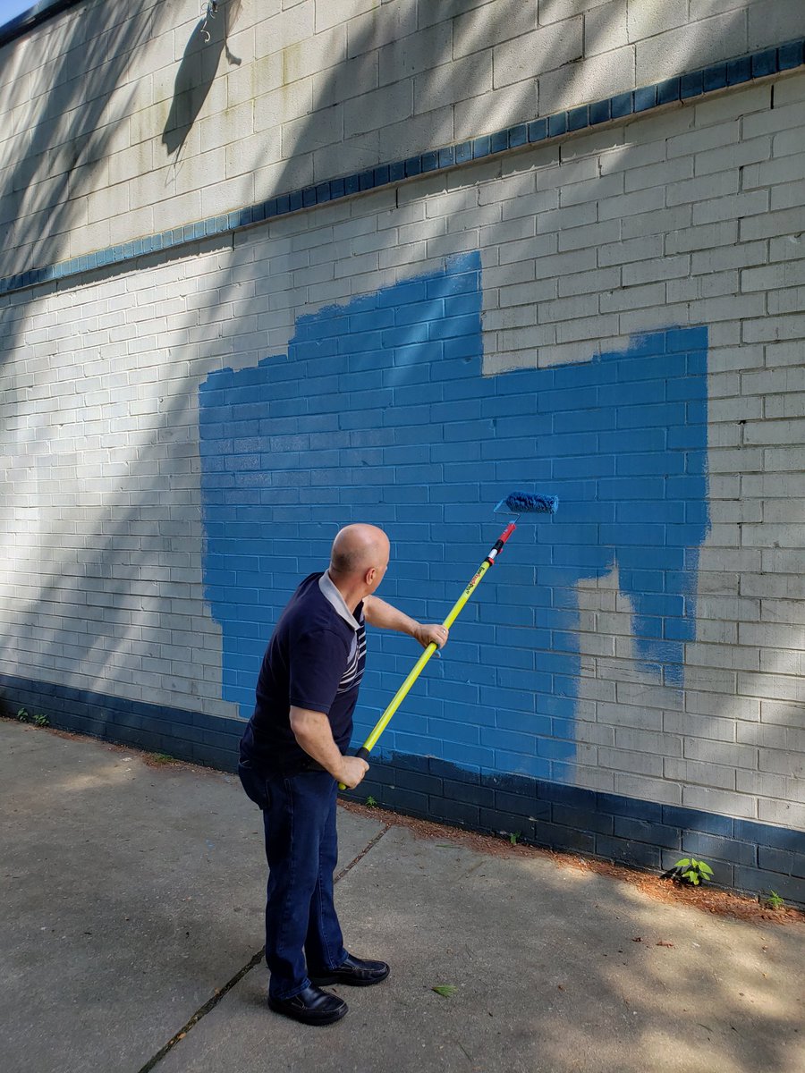 Arroworthy_NY's tweet photo. We even got Roland out here putting in some work! Here you see the awesome coverage of our #PolyMicro cover #ToolsForTheProPainter #Painter #Tools #Decor https://t.co/JAa6O0queY