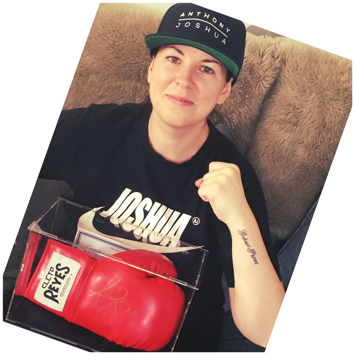 SallyShorty89's tweet photo. Cannot think of a better 30th birthday present then this to add to my collection 👊🏻🥊@anthonyfjoshua  @AJBXNG @EddieHearn https://t.co/8oOTwCTUhz