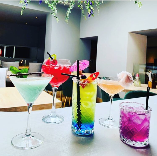 IT'S FRIDAY! Who's heading out for cocktails tonight to kick start the weekend? 💃🍸 #friday #weekend #cocktails #gin #ginandtonic