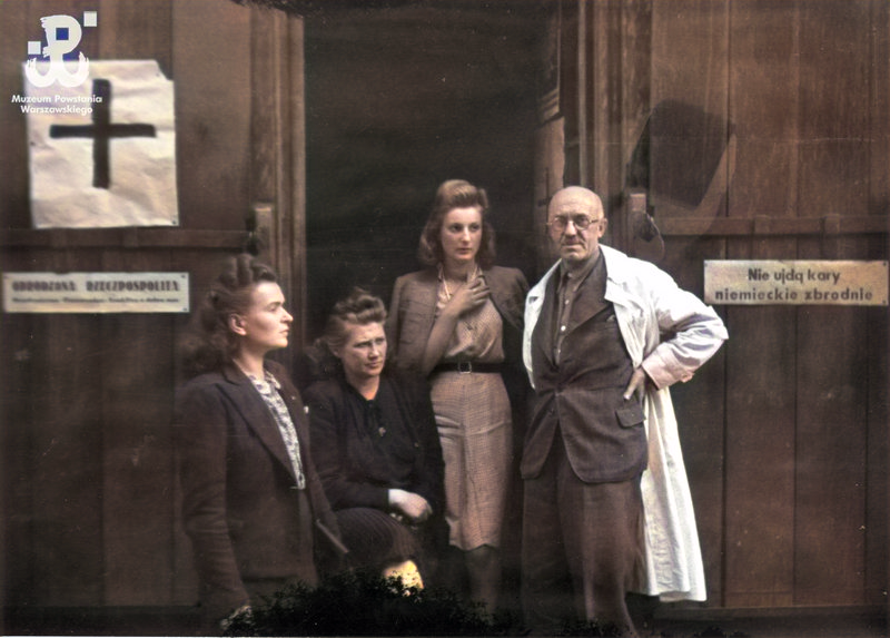 75 lat temu, 9.08.1944. Personel medyczny przed wejściem do jednego z punktów sanitarnych. (prawdopodobnie przy ul. Chmielnej 13). Zbiory Muzeum Powstania Warszawskiego. Autor zdjęcia Joachim Joachimczyk. #WarsawUprising44 #powstanie1944 #powstaniewarszawskie