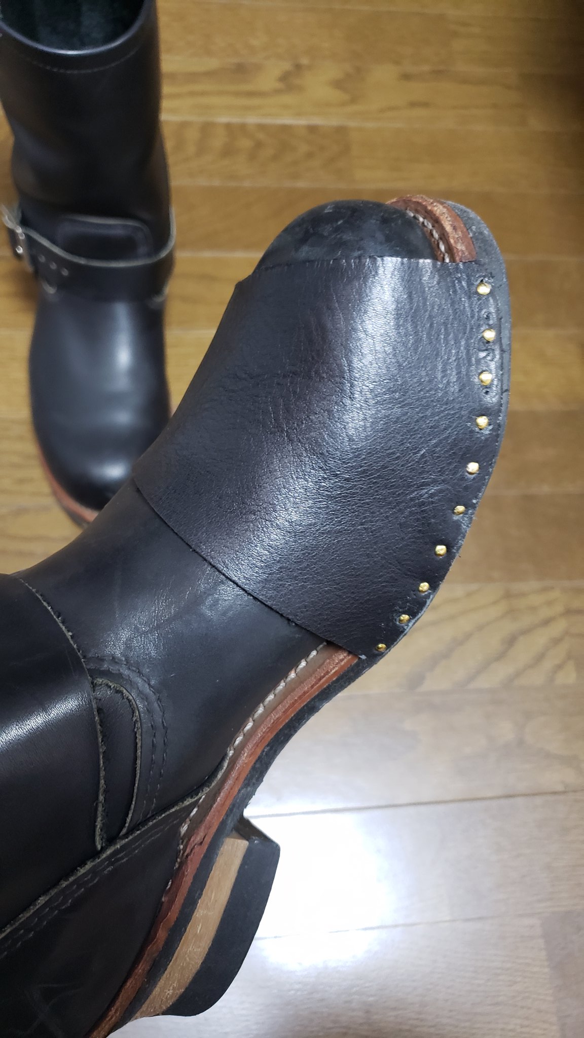 じょん バイク用のブーツ シフトガードが傷だらけになってきたので 牛革の端切れと釘をボチって自作してみた 悪くないかも バイク乗りと繋がりたい レッドウイング エンジニアブーツ Redwing Engineerboots シフトガード ブーツ 古着 バイク