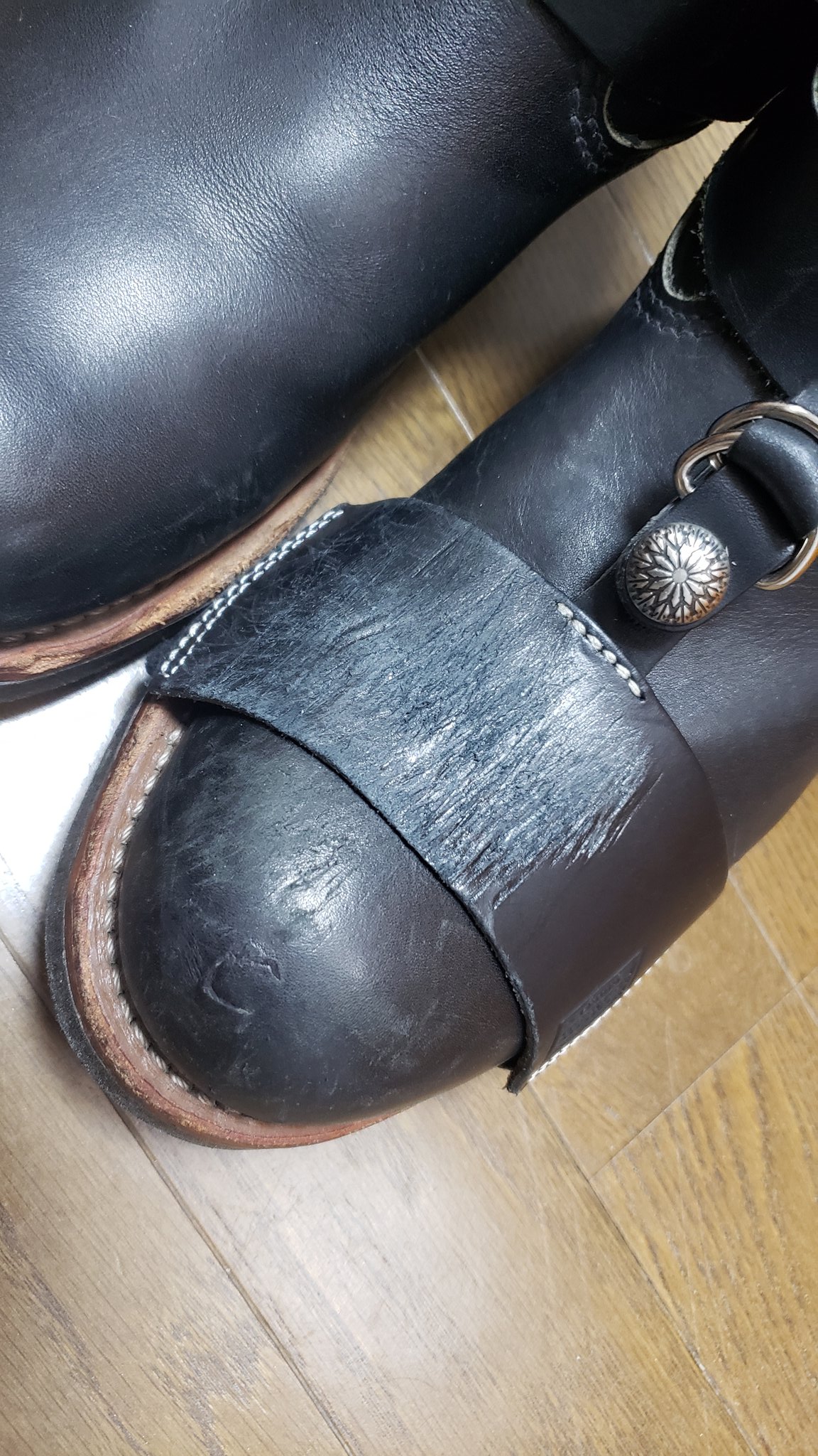 ট ইট র じょん バイク用のブーツ シフトガードが傷だらけになってきたので 牛革の端切れと釘をボチって自作してみた 悪くないかも バイク乗りと繋がりたい レッドウイング エンジニアブーツ Redwing Engineerboots シフトガード ブーツ